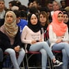 De jeunes musulmanes portant le hijab.