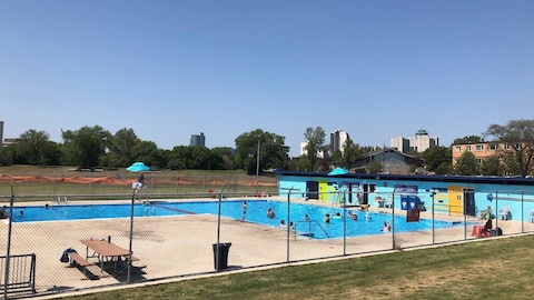La piscine Norwood avec le centre ville de Winnipeg en arrière plan.