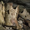 Détails des artefacts découverts dans une grotte sur le site maya de Chichen Itza au Mexique.