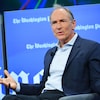 Tim Berners-Lee donne une entrevue au <em>Washington Post</em>, assis sur une chaise posée sur une scène.