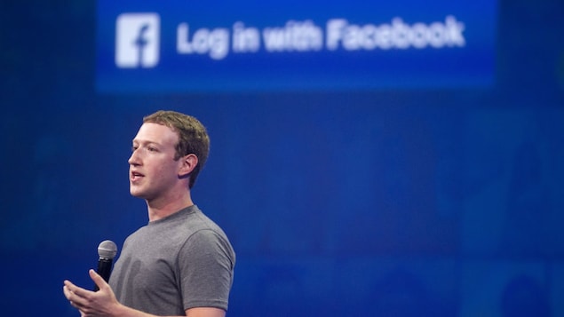 Mark Zuckerberg sur une scène avec un micro dans les mains.