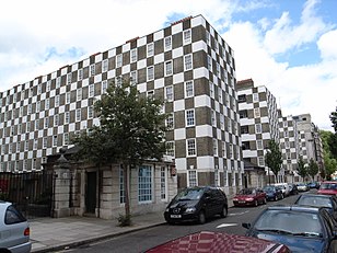 Grosvenor estate, Page street, London (1928-1930). Photo description: The buildings with their chess board look and the courtyards seen from the street.
