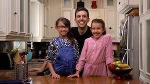 Elles sourient en cuisine avec leur papa Daniel