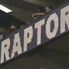 Panneau d'affichage à l'Air Canada Center avec l'inscription Raptors en gros plan.