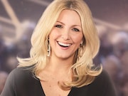 Véronique Cloutier souriante sur l'affiche de sa nouvelle émission