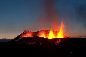 Iceland-Eruption-Fimmvorduhals-2010-03-26-09.jpg