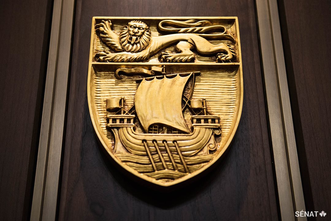 L’armoirie du Nouveau-Brunswick arbore un lion anglais au-dessus d’un galion, qui évoque le lien historique qui unit cette province et la mer.
