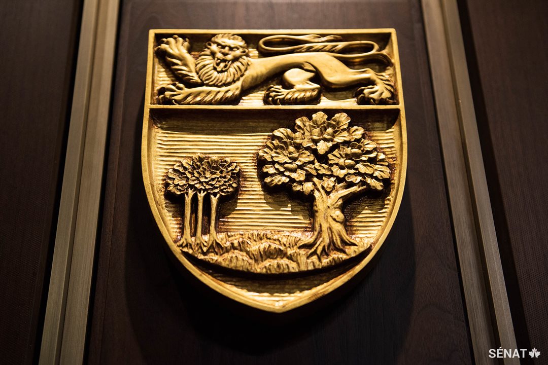 Sur l’armoirie de l’Île-du-Prince-Édouard, on retrouve un grand chêne et trois arbrisseaux qui représentent les trois comtés de la province, le tout sous un lion anglais.