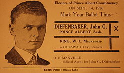 Tract électoral avec la photographie de Diefenbaker sur un bulletin de vote demandant son élection face à Mackenzie King. Ses cheveux sont courts et coiffés en arrière et il porte une veste et une cravate.