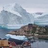 Un iceberg de 100 mètres de haut tout près d'un village du Groenland.