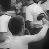 Un garçon fait tourner une crécelle lors du tintamarre du 10 août 1955 à Moncton. 