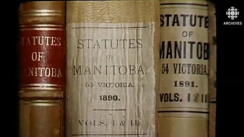 Gros plan de deux recueils de lois du Manitoba datant de 1890 et de 1891. 