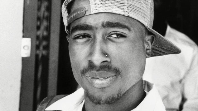 Portrait en noir et blanc de Tupac.