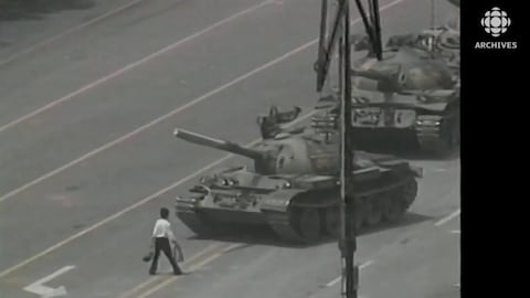 Un homme se place devant les blindés sur la place Tiananmen. 