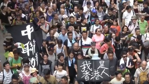 Une foule compacte manifeste à Hong Kong contre un projet de loi liberticide en 2017. 