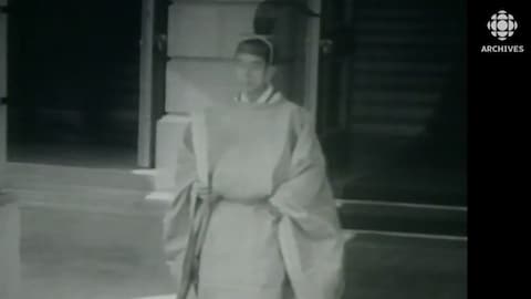 Image datant de 1952 du prince Akihito, le père du nouvel empereur Naruhito, en costume de cour.  