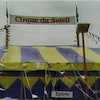 Chapiteau rayé jaune et bleu du Cirque du Soleil.