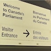 Enseigne en français et en anglais de l'entrée du Parlement du Canada.