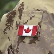 Plan serré d'un drapeau sur l'épaule d'un uniforme des Forces armées canadiennes