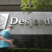 Le logo Desjardins sur la façade d'un établissement. 