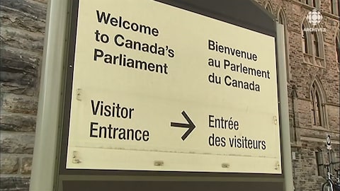 Enseigne en français et en anglais de l'entrée du Parlement du Canada.
