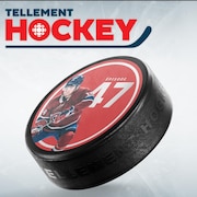 Logo Tellement Hockey sur fond blanc accompagné d'une rondelle sur laquelle figure une photo de Nick Suzuki et le chiffre 47.