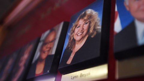Une photographie de la sénatrice Lynn Beyak parmi celles d'autres sénateurs.