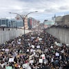 Une mer de jeunes manifestants défilent dans la rue Berri au centre-ville de Montréal.