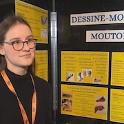 Juliette Quirion, du Collège Mont-Notre-Dame, est derrière le projet « Dessine-moi un mouton ». On la voit ici devant son kiosque lors de la finale estrienne de l'Expo-sciences. 