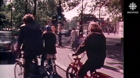 Des cyclistes roulent dans les rues d'Amsterdam dans les années 1980.