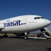 Un avion d'Air Transat est sur le tarmac de l'aéroport