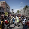 Des manifestants dans une rue de Port-au-Prince à Haïti.