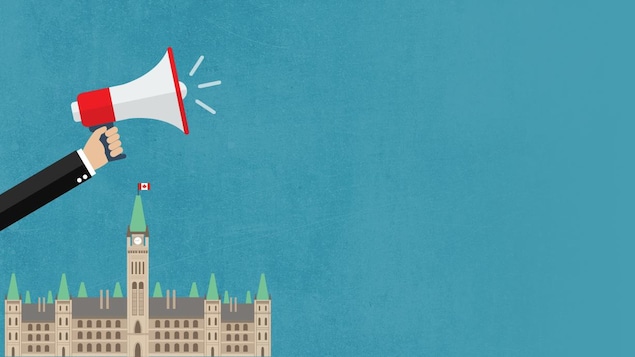 un bras tend un mégaphone devant le parlement canadien