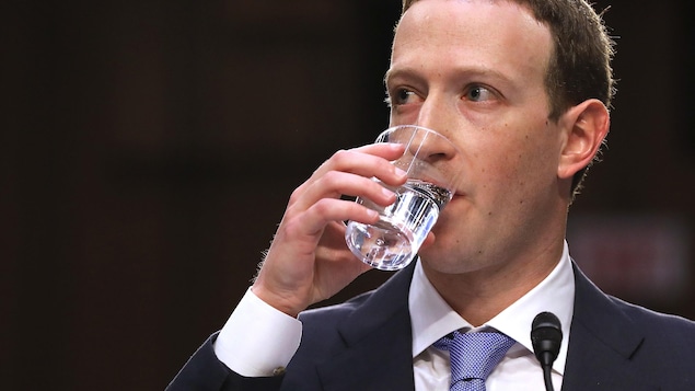 Mark Zuckerberg boit de l'eau en témoignant devant le Congrès américain.