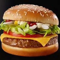 Un burger P.L.T., de McDonald's, à base de protéines végétales.