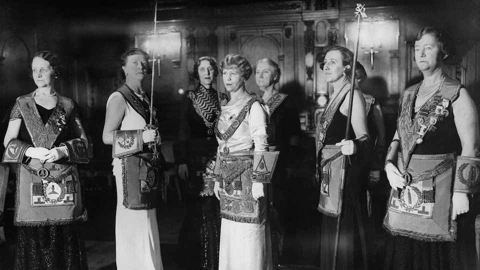 Des femmes franc-maçons en costumes officiels lors d'un rituel à Londres, en 1934.