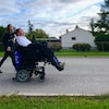 Steven Fletcher se déplace en fauteuil roulant motorisé.