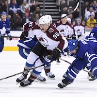 L'attaquant de l'Avalanche Mikko Rantanen est pourchassé par le défenseur Ron Hainsey des Maple Leafs, lundi soir.