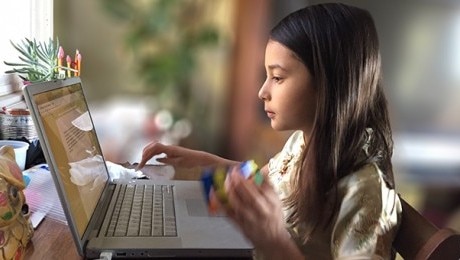 girl-using-laptop-computer-at-her-desk_t20