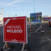 Une affiche électorale du candidat libéral Michael McLeod pour les élections fédérales.