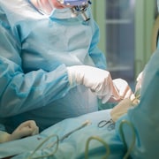 Un chirurgien au travail dans la salle d'opération.
