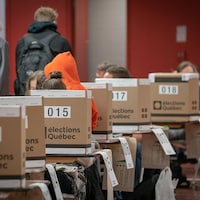 Des boîtes de vote dans un local