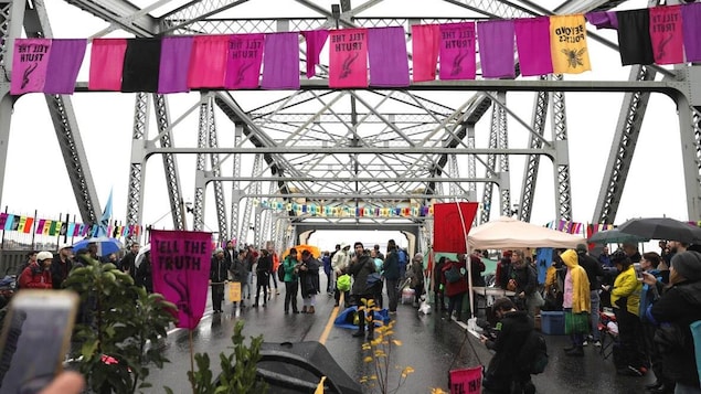 Le pont Burrard rempli de militants et orné de banderoles.