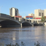 Photo du pont Norwood qui enjambe la rivière Rouge à Winnipeg.