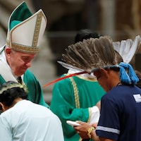 Le pape François salue les indigènes de la région amazonienne lors d’une messe d'ouverture d'un synode de trois semaines des évêques amazoniens au Vatican, le 6 octobre 2019. 