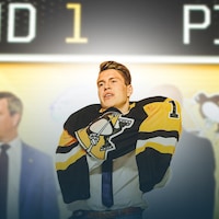 Samuel Poulin enfile le chandail des Penguins de Pittsburgh après avoir été repêché par l'équipe de la LNH.
