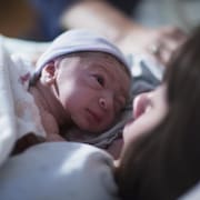 Un nouveau-né dans les bras de sa mère.