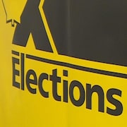 Gros plan sur le logo d'Élections Canada sur une affiche.