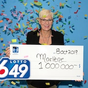 Marlène Hudon a reçu un chèque de 1 million de dollars.