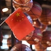 Un drapeau chinois devant des ballons de basketball